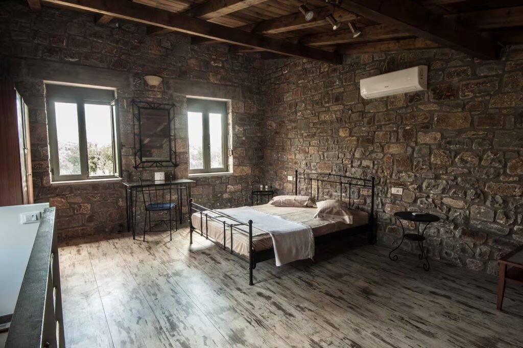 Υπνοδωμάτιο στο πατάρι του Elaiodentron eco House στο Καβούσι της Ανατολικής Κρήτης